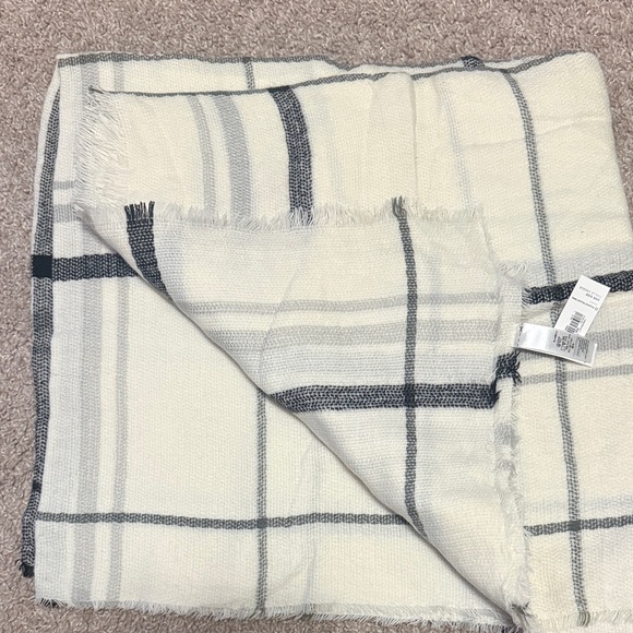 Old Navy Accessories - Old Navy Blanket Scarf NWT